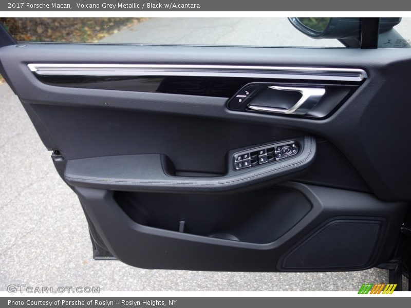 Door Panel of 2017 Macan 