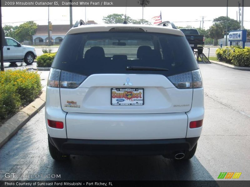 Diamond White Pearl / Black 2009 Mitsubishi Outlander ES