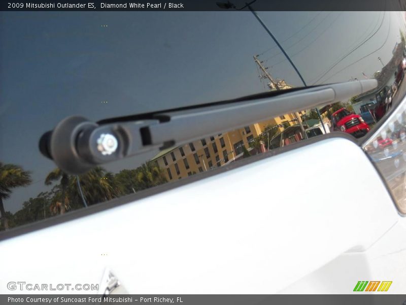 Diamond White Pearl / Black 2009 Mitsubishi Outlander ES