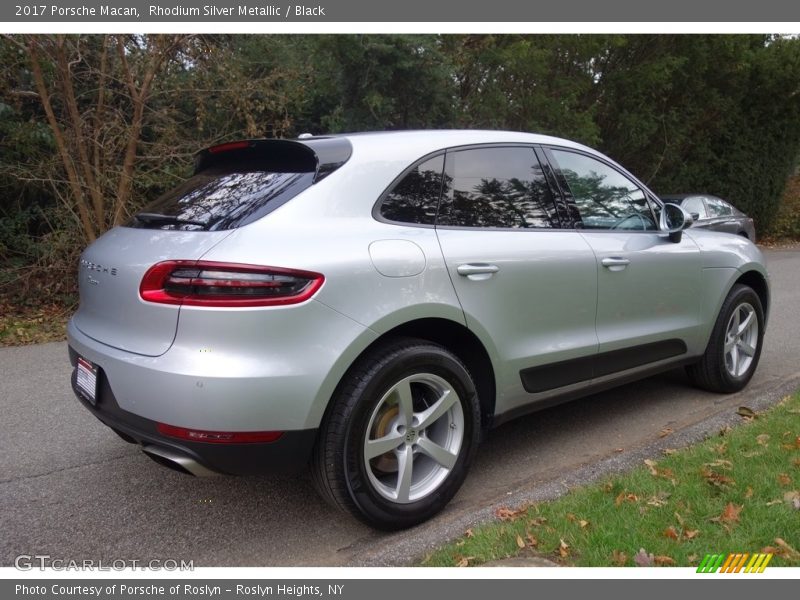 Rhodium Silver Metallic / Black 2017 Porsche Macan