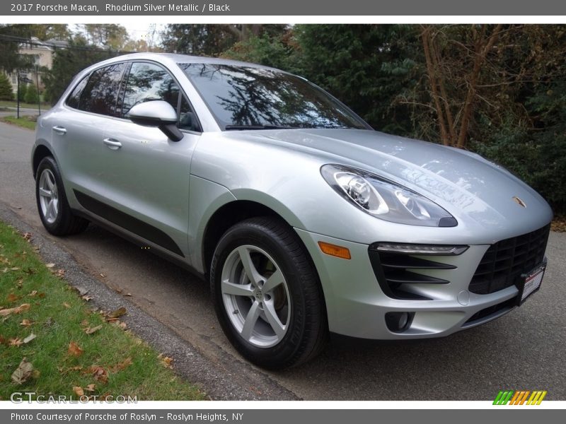 Rhodium Silver Metallic / Black 2017 Porsche Macan