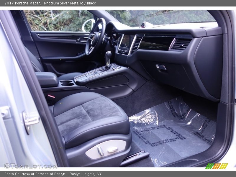 Rhodium Silver Metallic / Black 2017 Porsche Macan
