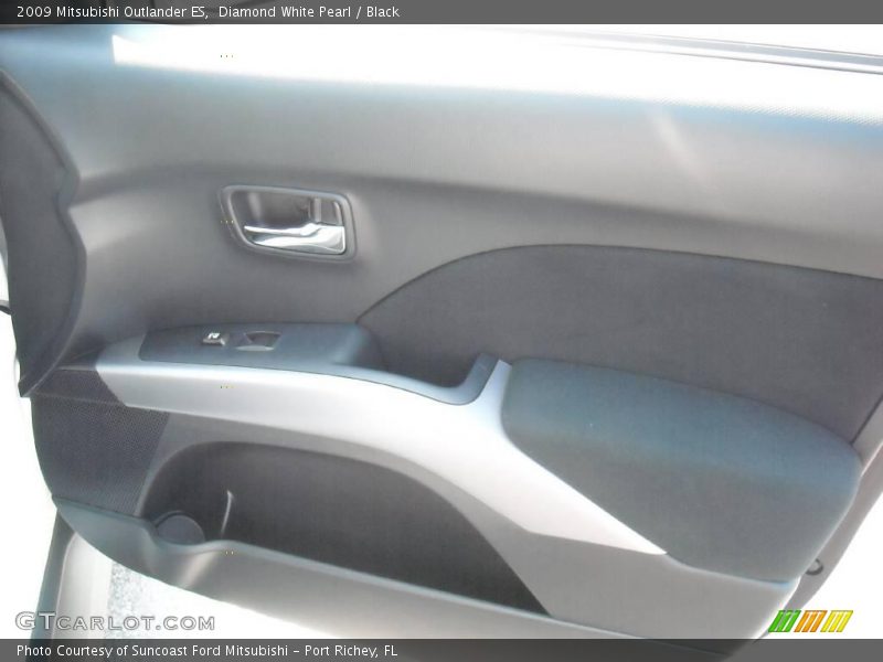Diamond White Pearl / Black 2009 Mitsubishi Outlander ES