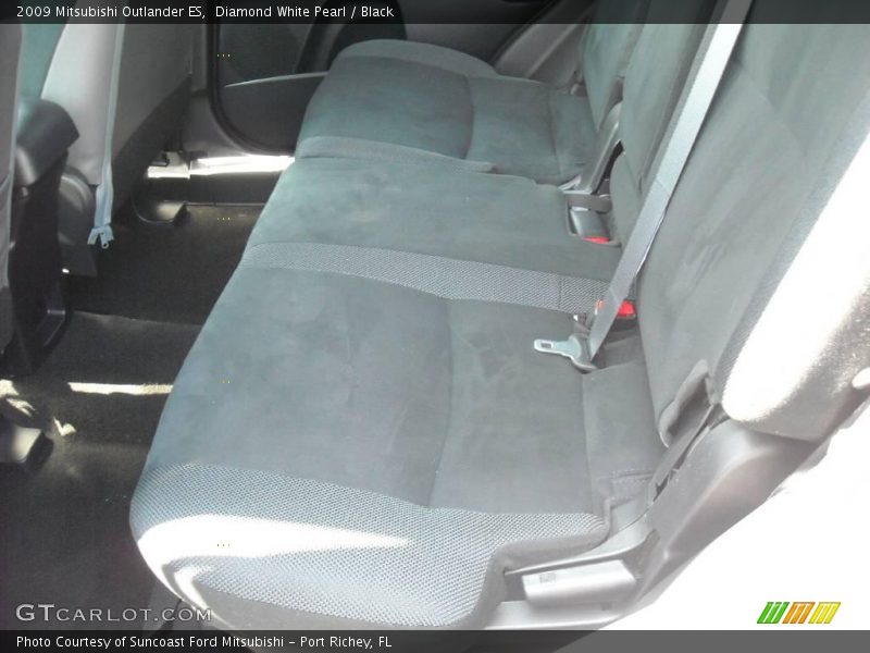 Diamond White Pearl / Black 2009 Mitsubishi Outlander ES
