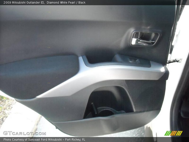 Diamond White Pearl / Black 2009 Mitsubishi Outlander ES