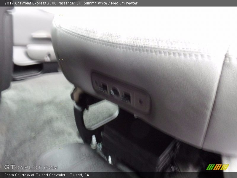Summit White / Medium Pewter 2017 Chevrolet Express 3500 Passenger LT