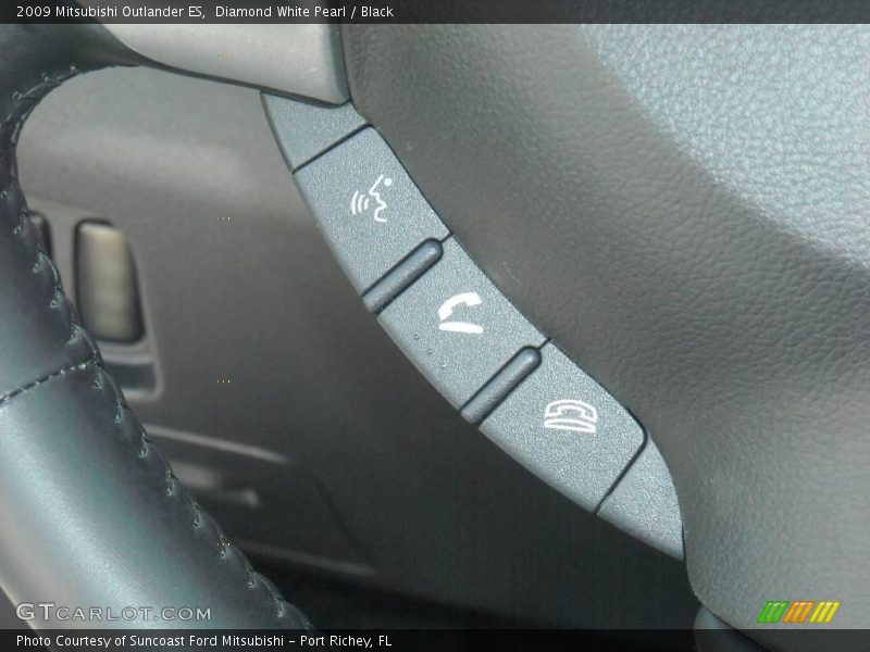 Diamond White Pearl / Black 2009 Mitsubishi Outlander ES