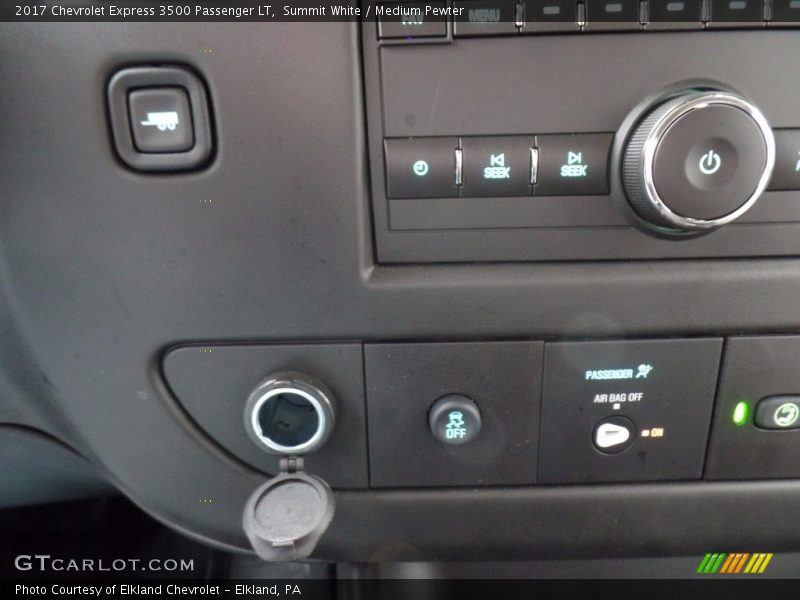 Summit White / Medium Pewter 2017 Chevrolet Express 3500 Passenger LT