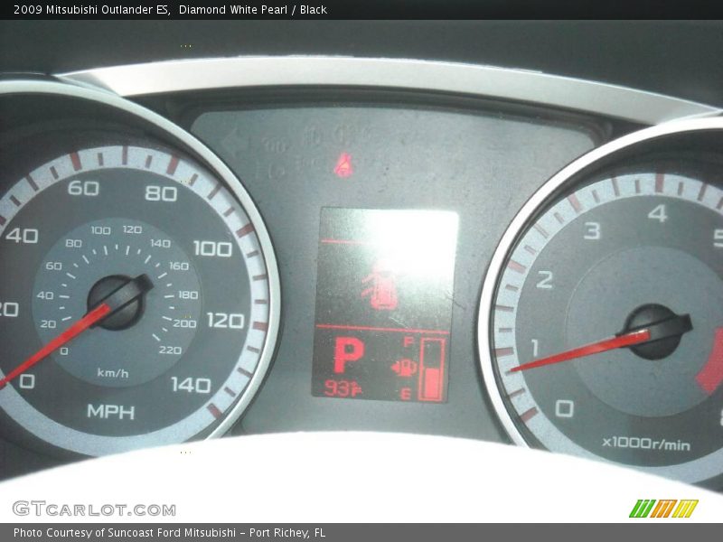 Diamond White Pearl / Black 2009 Mitsubishi Outlander ES
