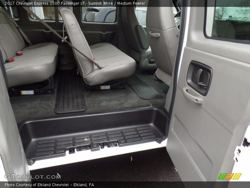 Summit White / Medium Pewter 2017 Chevrolet Express 3500 Passenger LT