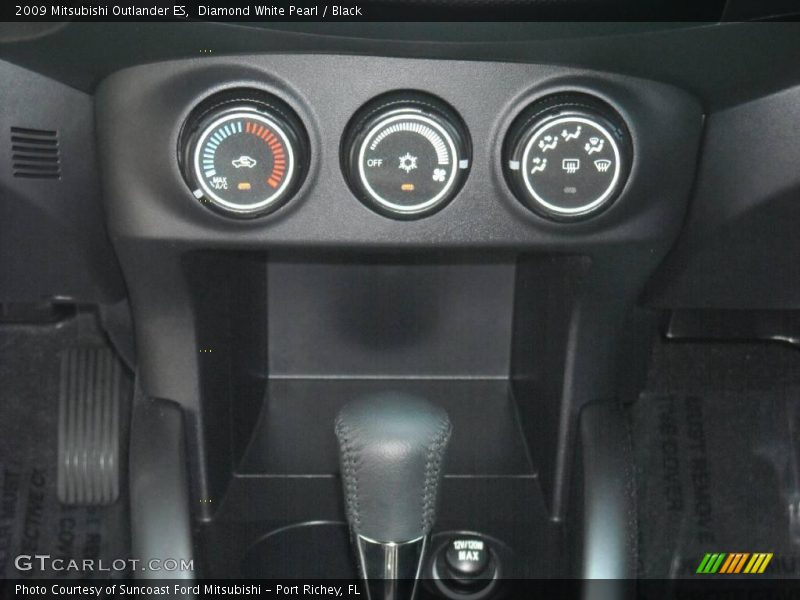 Diamond White Pearl / Black 2009 Mitsubishi Outlander ES