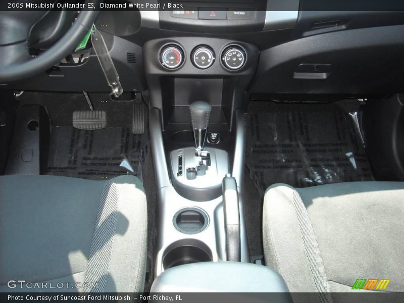 Diamond White Pearl / Black 2009 Mitsubishi Outlander ES