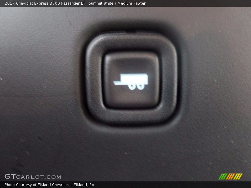 Summit White / Medium Pewter 2017 Chevrolet Express 3500 Passenger LT