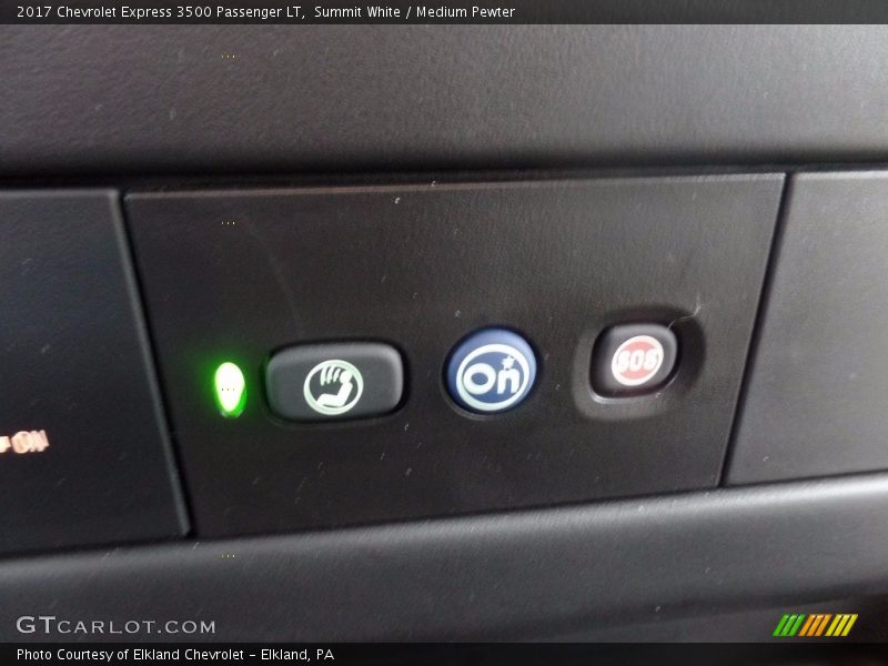 Summit White / Medium Pewter 2017 Chevrolet Express 3500 Passenger LT