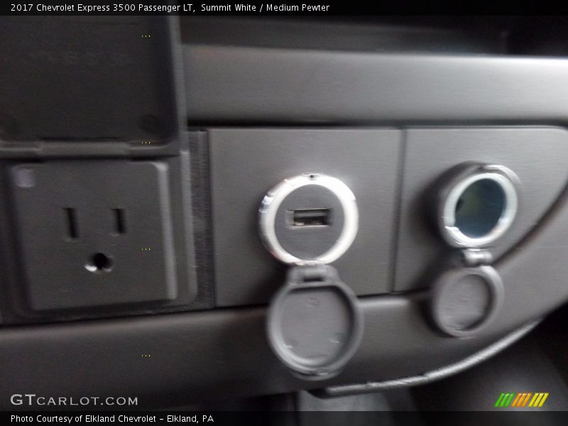 Summit White / Medium Pewter 2017 Chevrolet Express 3500 Passenger LT