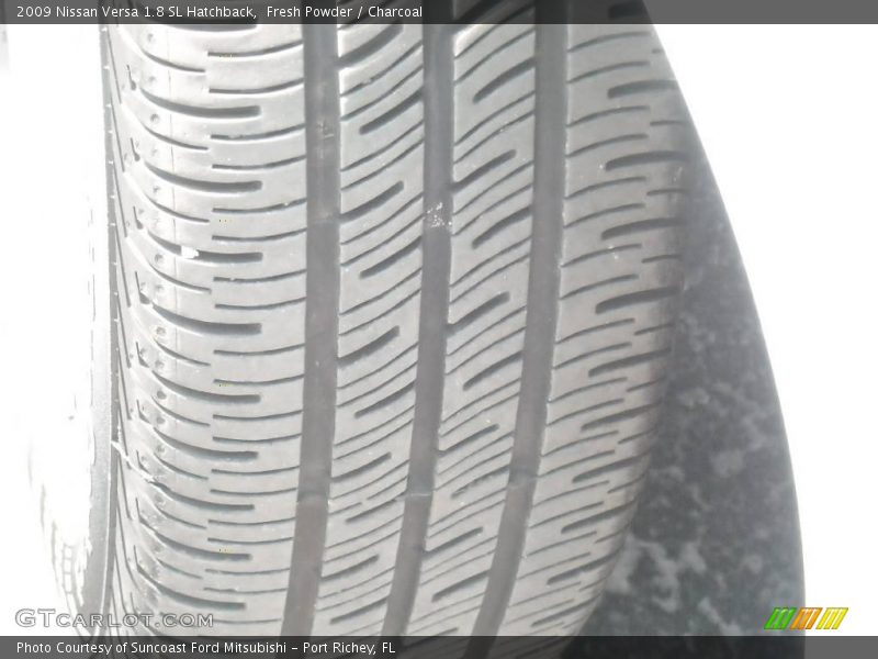 Fresh Powder / Charcoal 2009 Nissan Versa 1.8 SL Hatchback