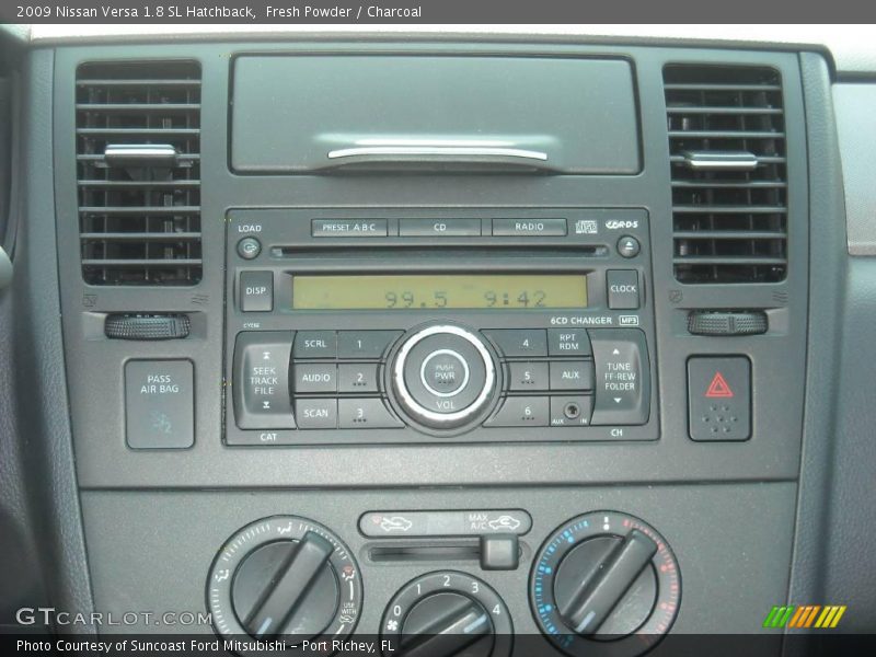 Fresh Powder / Charcoal 2009 Nissan Versa 1.8 SL Hatchback