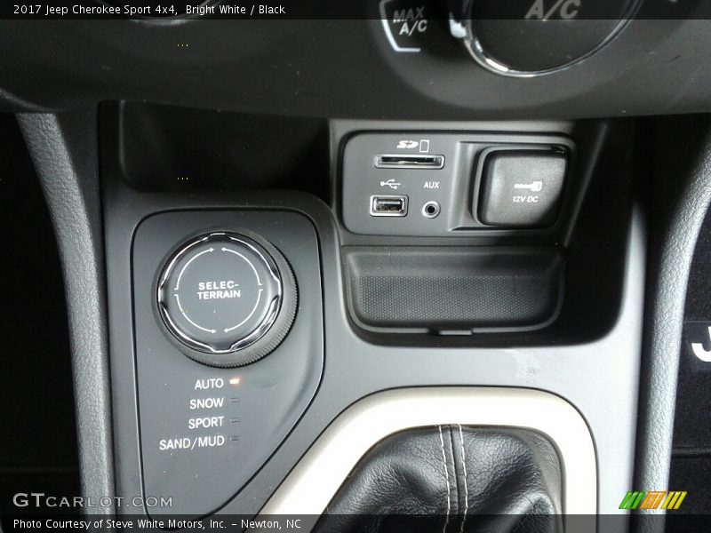 Bright White / Black 2017 Jeep Cherokee Sport 4x4