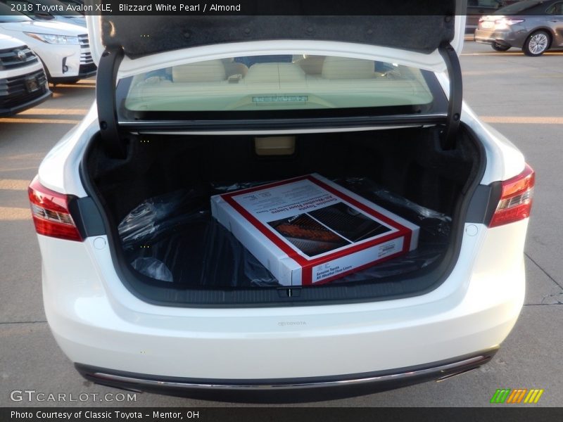 Blizzard White Pearl / Almond 2018 Toyota Avalon XLE