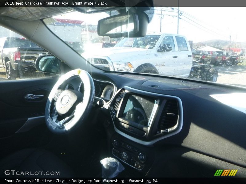 Bright White / Black 2018 Jeep Cherokee Trailhawk 4x4