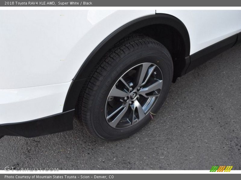 Super White / Black 2018 Toyota RAV4 XLE AWD
