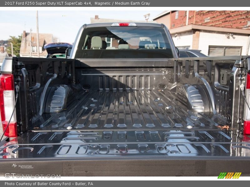Magnetic / Medium Earth Gray 2017 Ford F250 Super Duty XLT SuperCab 4x4