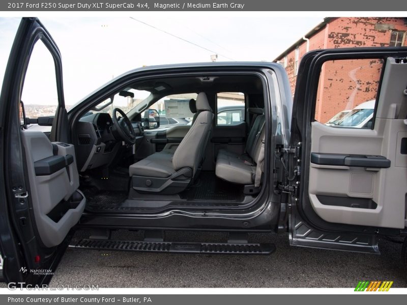 Magnetic / Medium Earth Gray 2017 Ford F250 Super Duty XLT SuperCab 4x4