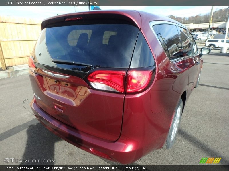 Velvet Red Pearl / Black/Alloy 2018 Chrysler Pacifica L