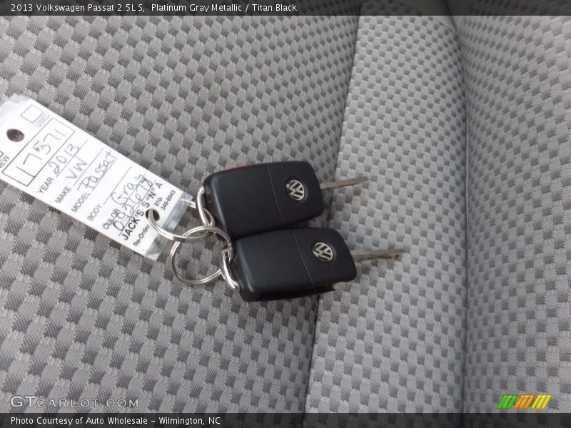 Platinum Gray Metallic / Titan Black 2013 Volkswagen Passat 2.5L S