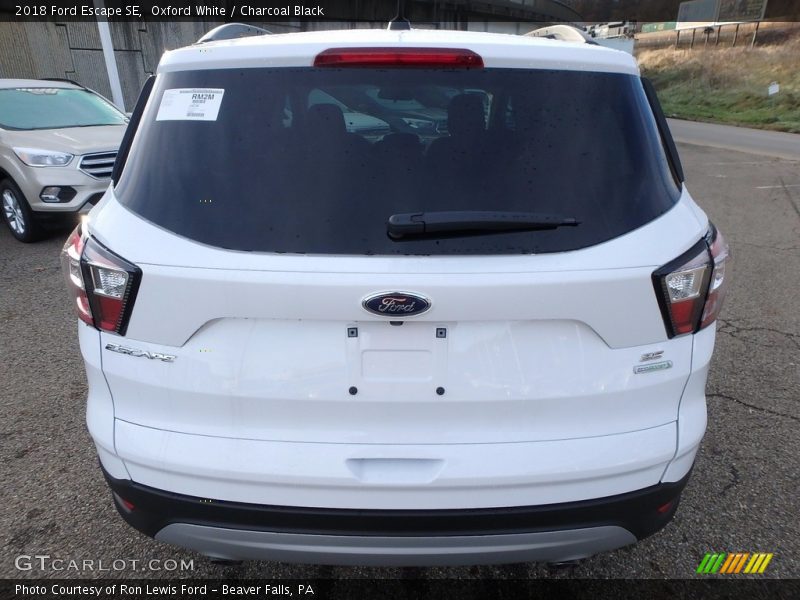 Oxford White / Charcoal Black 2018 Ford Escape SE