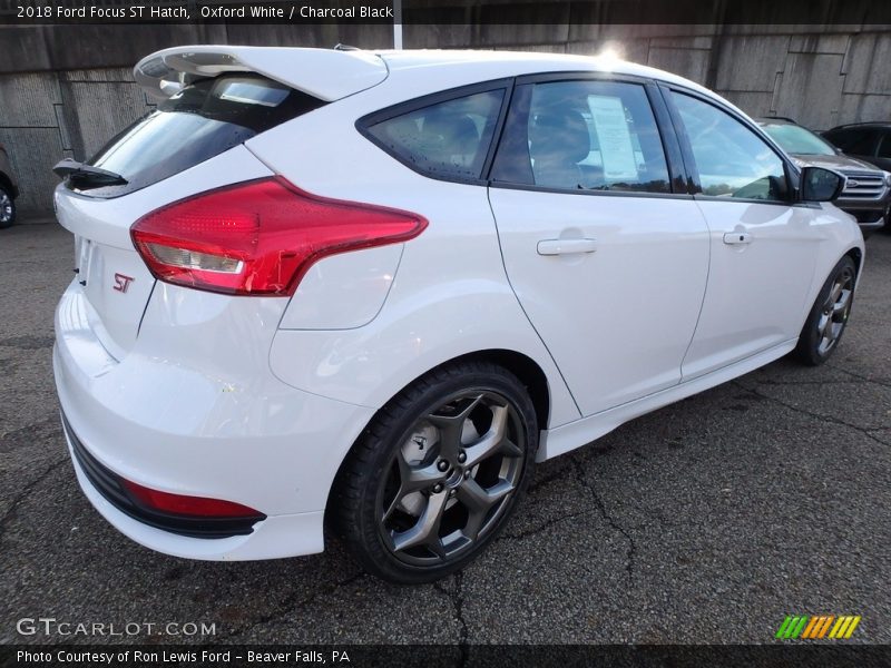 Oxford White / Charcoal Black 2018 Ford Focus ST Hatch