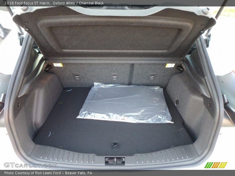 Oxford White / Charcoal Black 2018 Ford Focus ST Hatch