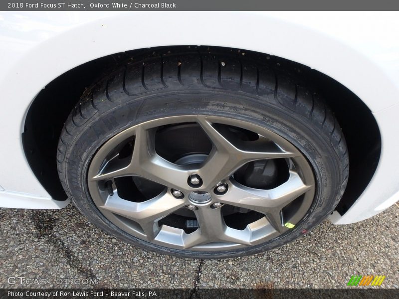Oxford White / Charcoal Black 2018 Ford Focus ST Hatch