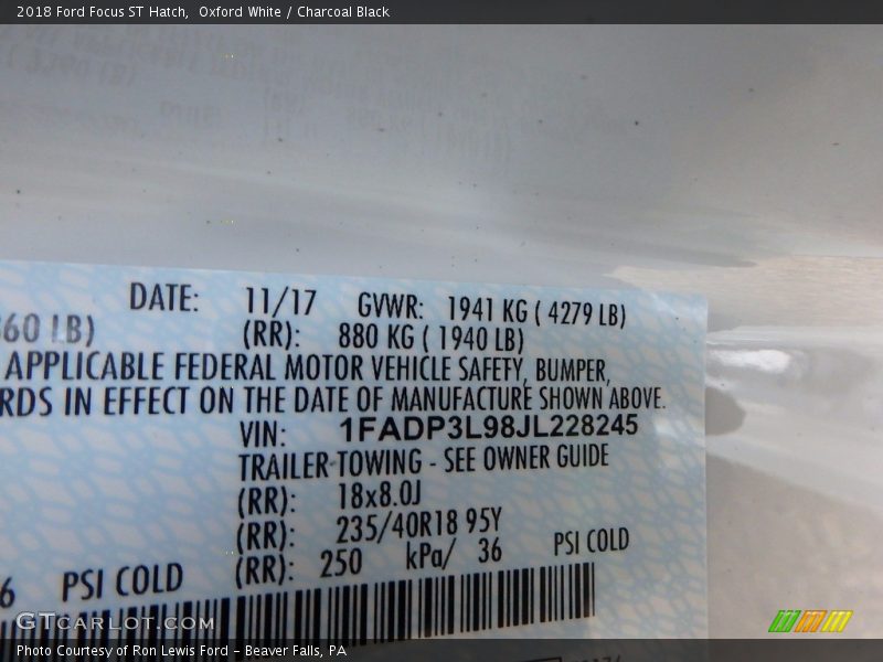 Oxford White / Charcoal Black 2018 Ford Focus ST Hatch
