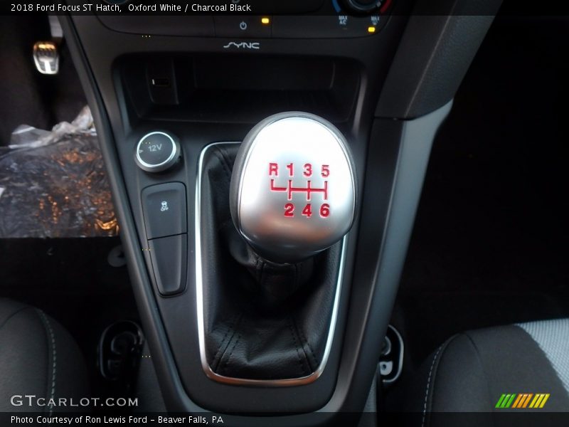 Oxford White / Charcoal Black 2018 Ford Focus ST Hatch