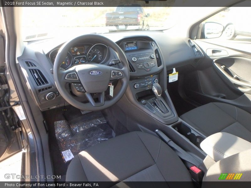 Magnetic / Charcoal Black 2018 Ford Focus SE Sedan