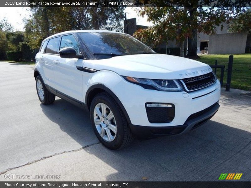 Front 3/4 View of 2018 Range Rover Evoque SE Premium