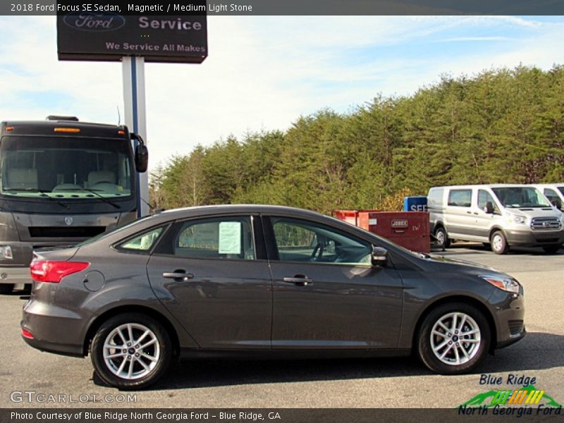 Magnetic / Medium Light Stone 2018 Ford Focus SE Sedan