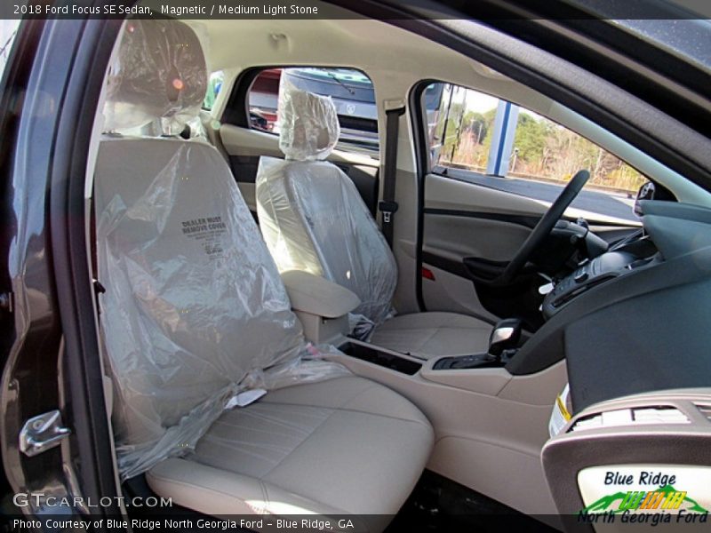 Magnetic / Medium Light Stone 2018 Ford Focus SE Sedan