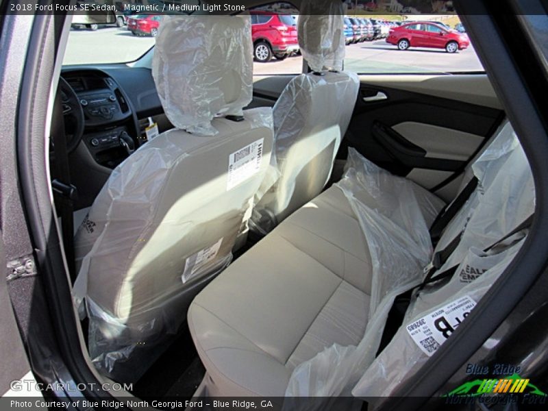 Magnetic / Medium Light Stone 2018 Ford Focus SE Sedan