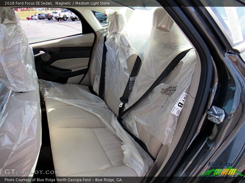 Magnetic / Medium Light Stone 2018 Ford Focus SE Sedan