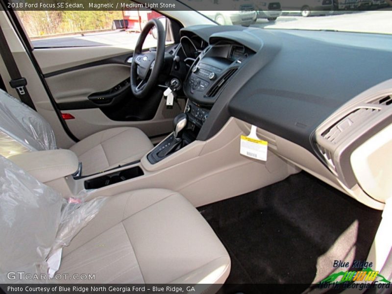 Magnetic / Medium Light Stone 2018 Ford Focus SE Sedan
