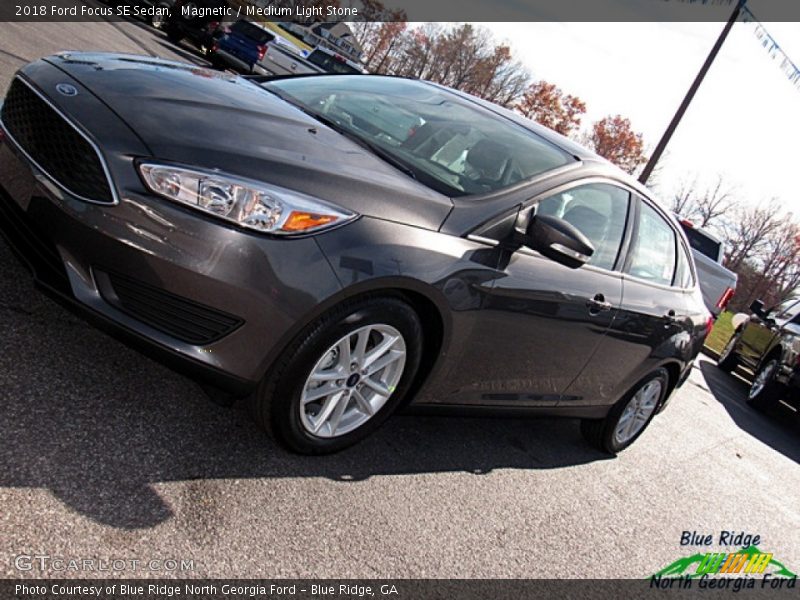 Magnetic / Medium Light Stone 2018 Ford Focus SE Sedan