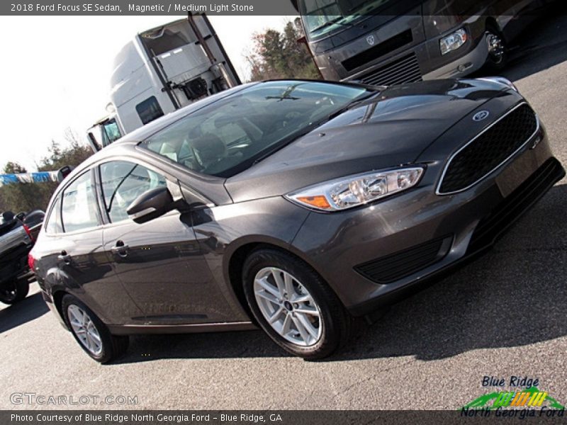 Magnetic / Medium Light Stone 2018 Ford Focus SE Sedan