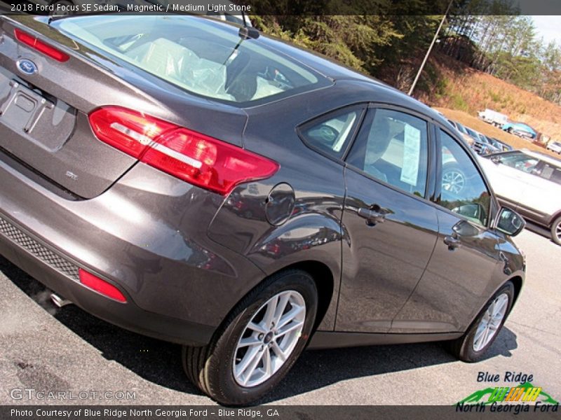 Magnetic / Medium Light Stone 2018 Ford Focus SE Sedan