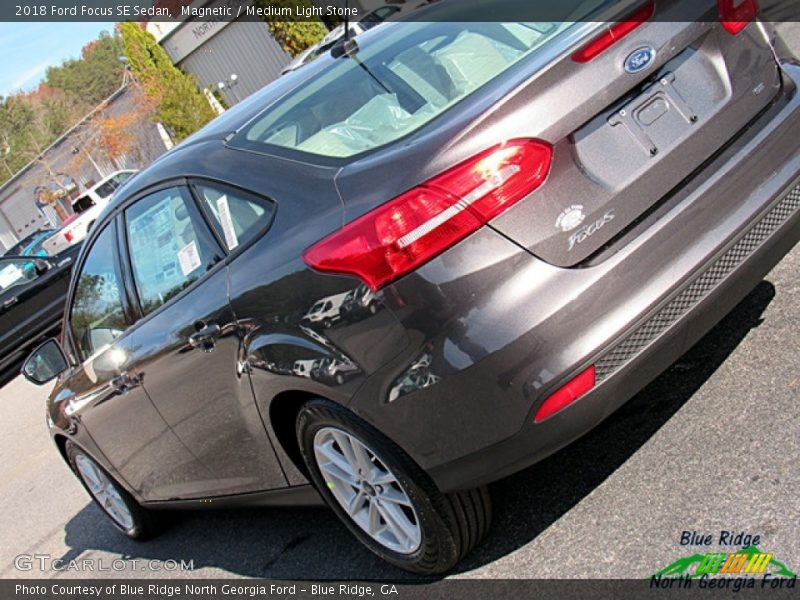 Magnetic / Medium Light Stone 2018 Ford Focus SE Sedan