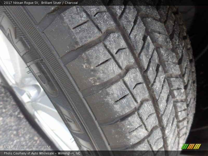 Brilliant Silver / Charcoal 2017 Nissan Rogue SV