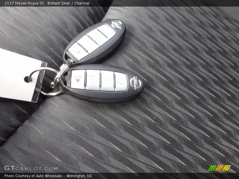 Brilliant Silver / Charcoal 2017 Nissan Rogue SV