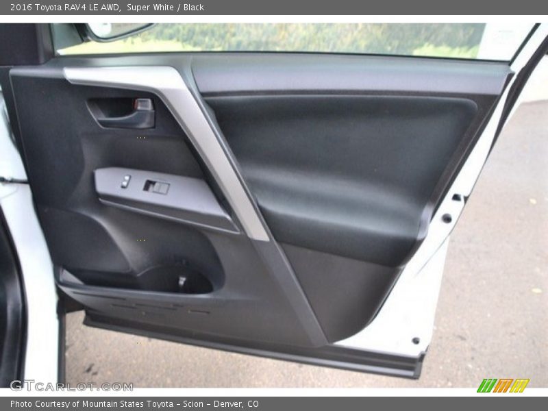 Super White / Black 2016 Toyota RAV4 LE AWD