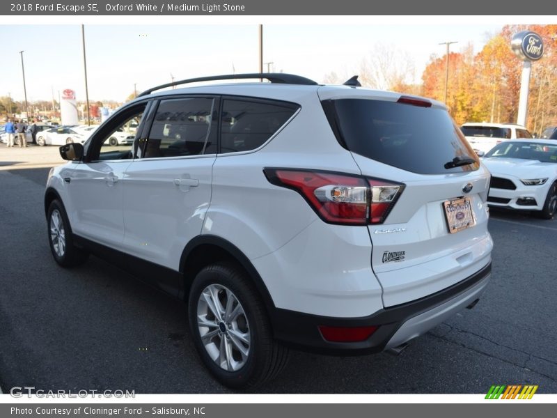 Oxford White / Medium Light Stone 2018 Ford Escape SE